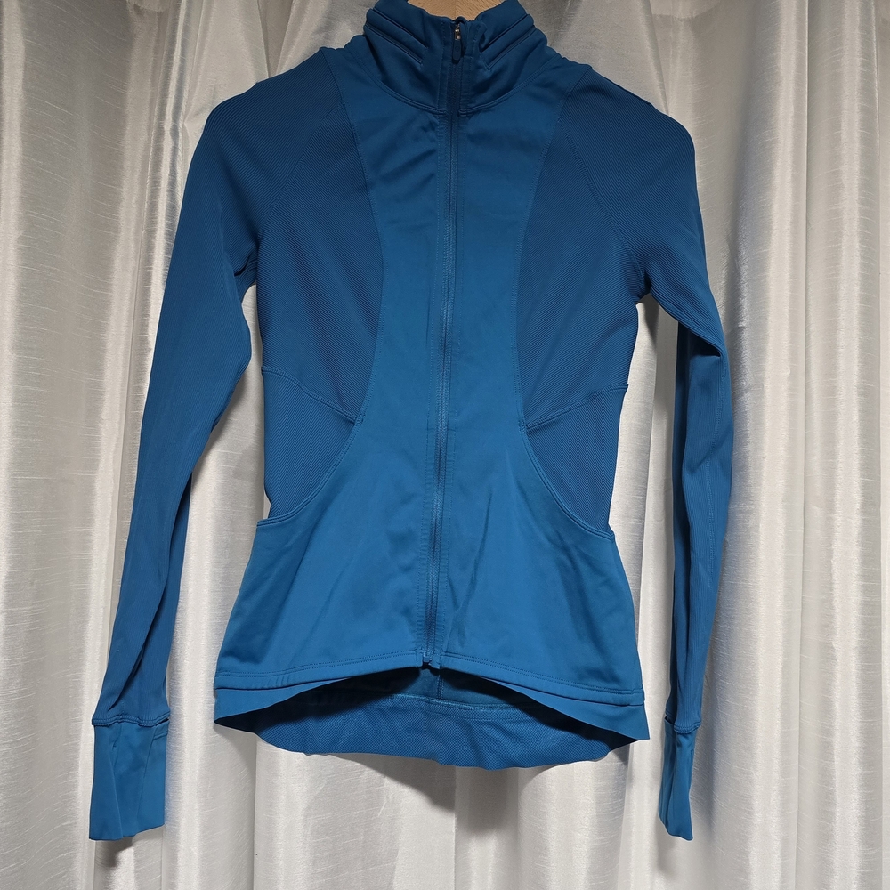 Size 4. Lululemon Far and Free Jacket Running Jacket With Stowable Hood